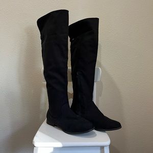 Black knew high boots